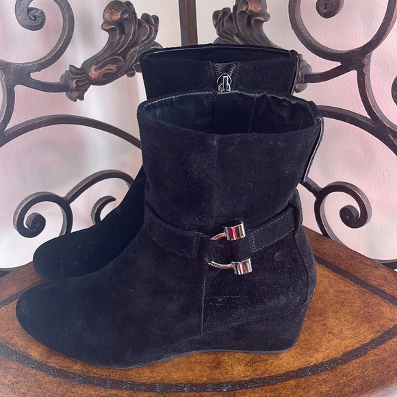Bandolino Black suede wedge booties with zippers and buckle detail size 7M - Picture 2 of 6